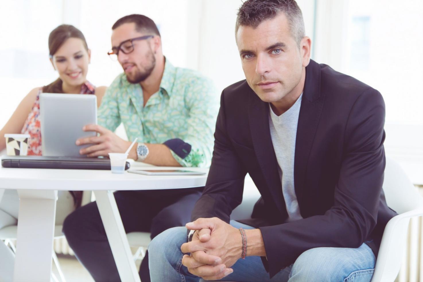 Empresarios analizando estrategias financieras